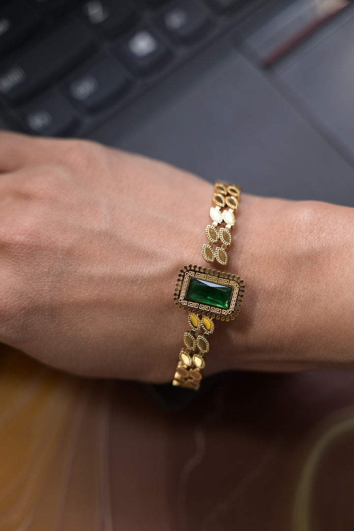 Emerald Openable Golden Casual Bracelet