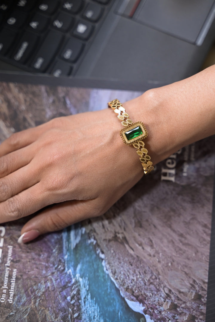 Emerald Openable Golden Casual Bracelet