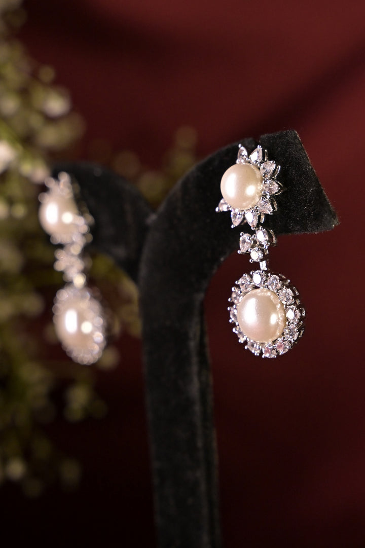 Delicated Petal Pearl Earring