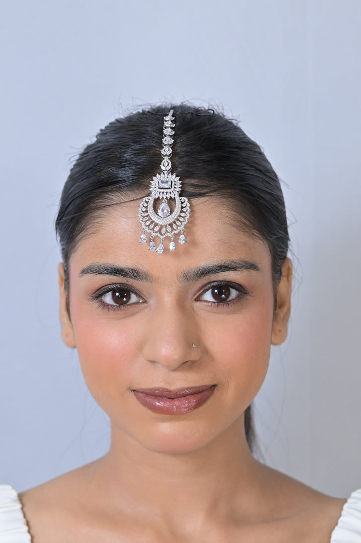 Adira Cocktail Sleek Diamond Maangtika