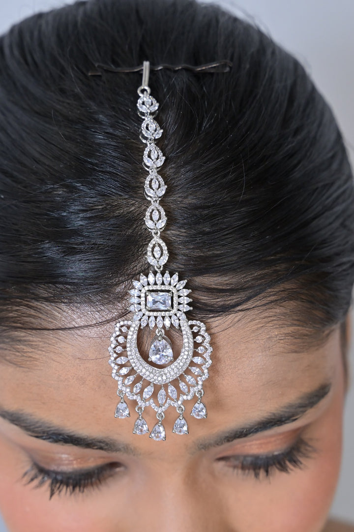 Adira Cocktail Sleek Diamond Maangtika