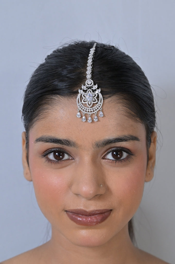 Aaradhya Cocktail Sleek Diamond Maangtika