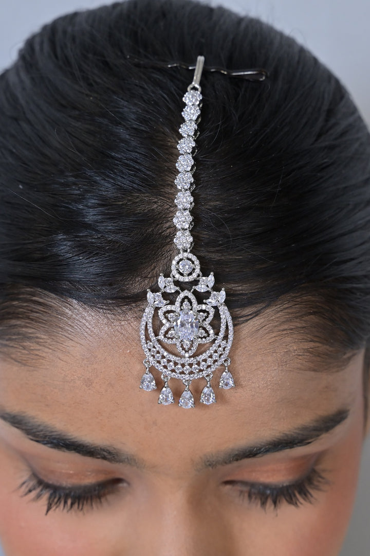 Aaradhya Cocktail Sleek Diamond Maangtika