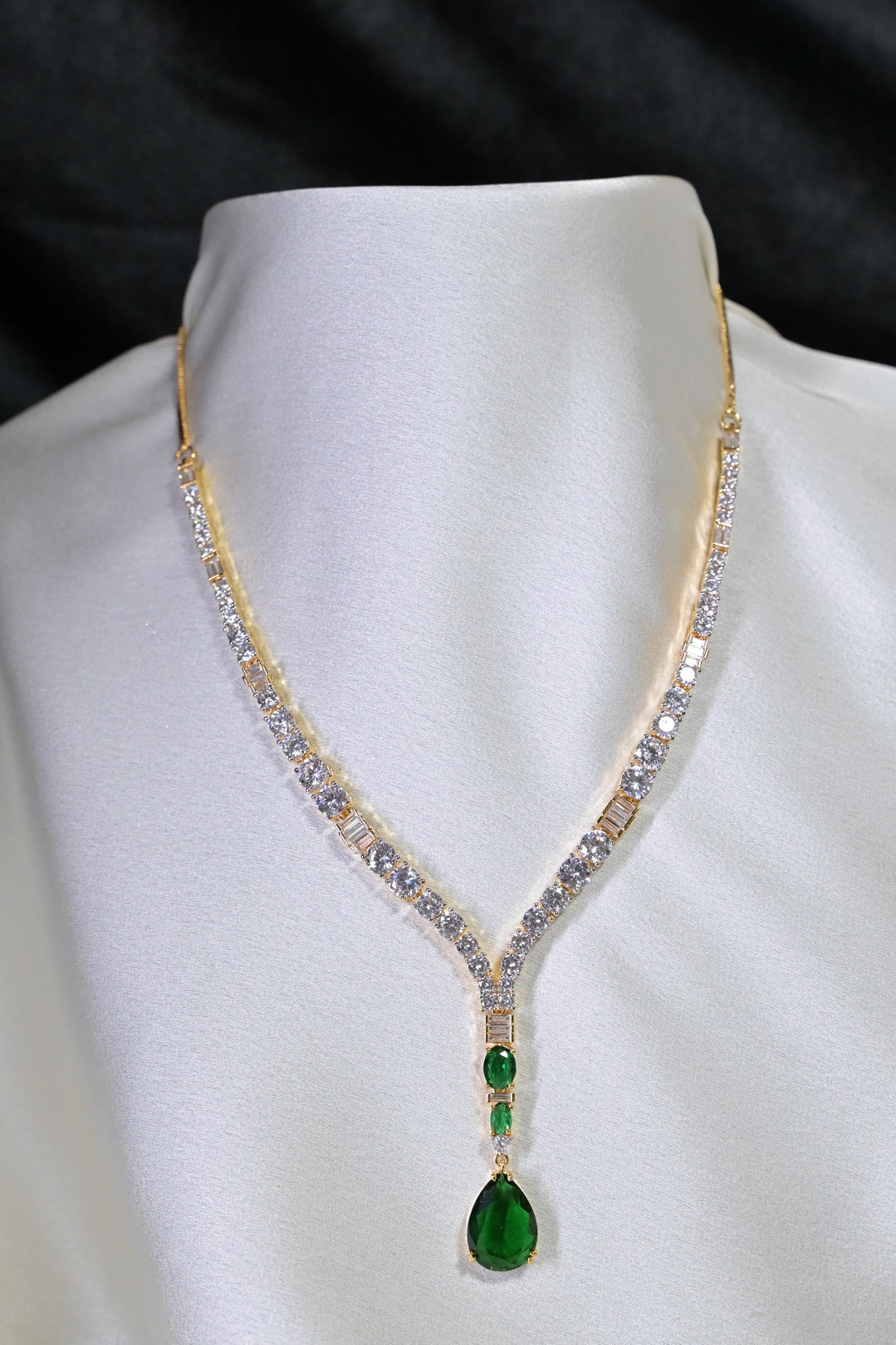Mahishma Emerald Golden Diamond Cocktail Necklace