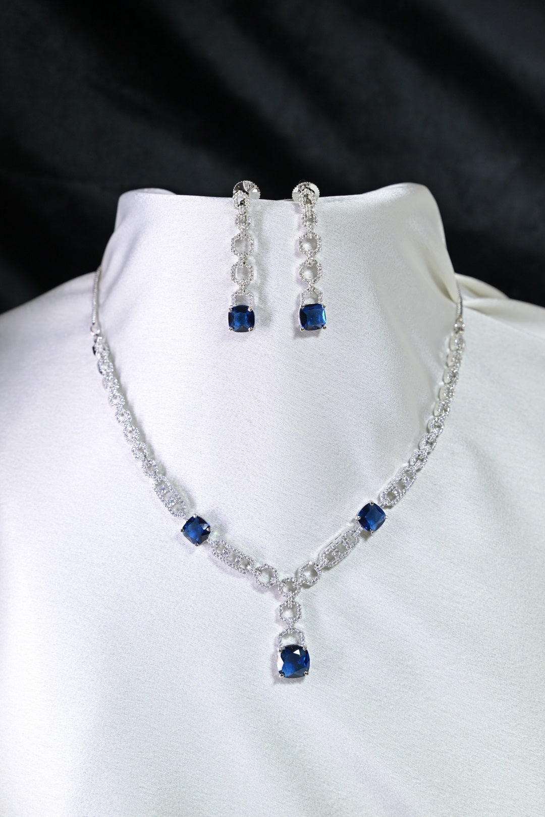 Mayur Lightweight Blue Saphhire Diamond Cocktail Necklace