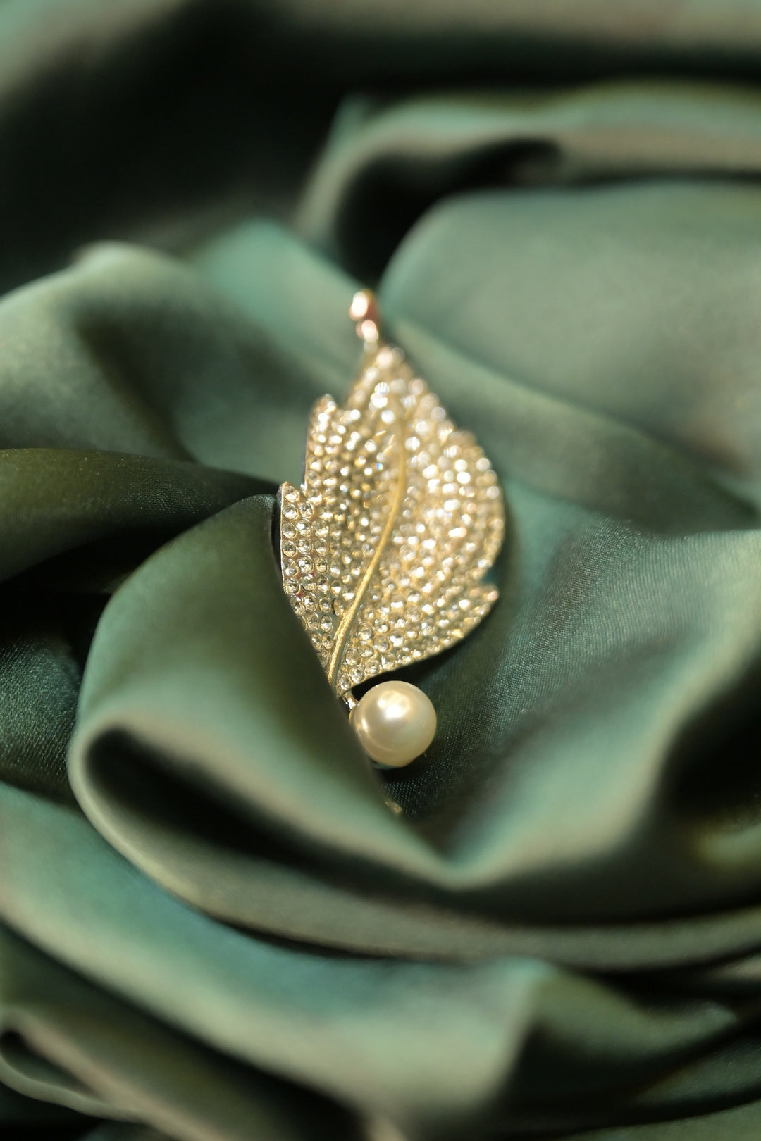 Leaflight AD Shine Pearl Brooch
