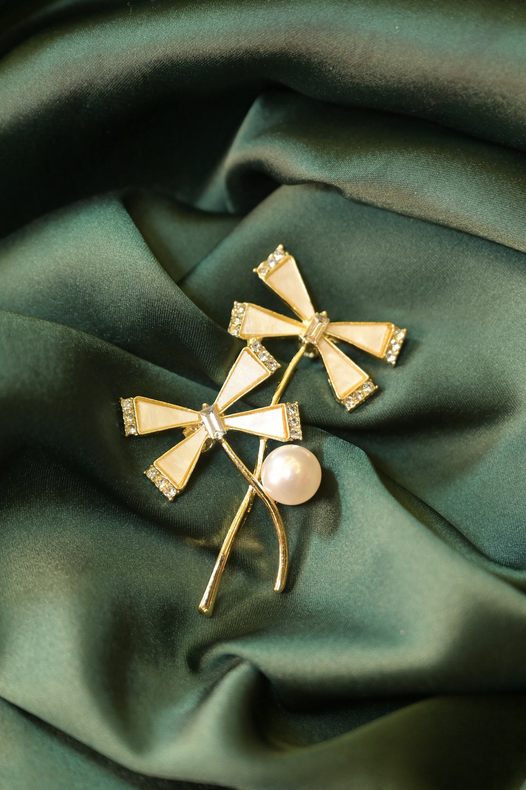 Glam Bow White Pearl Brooch