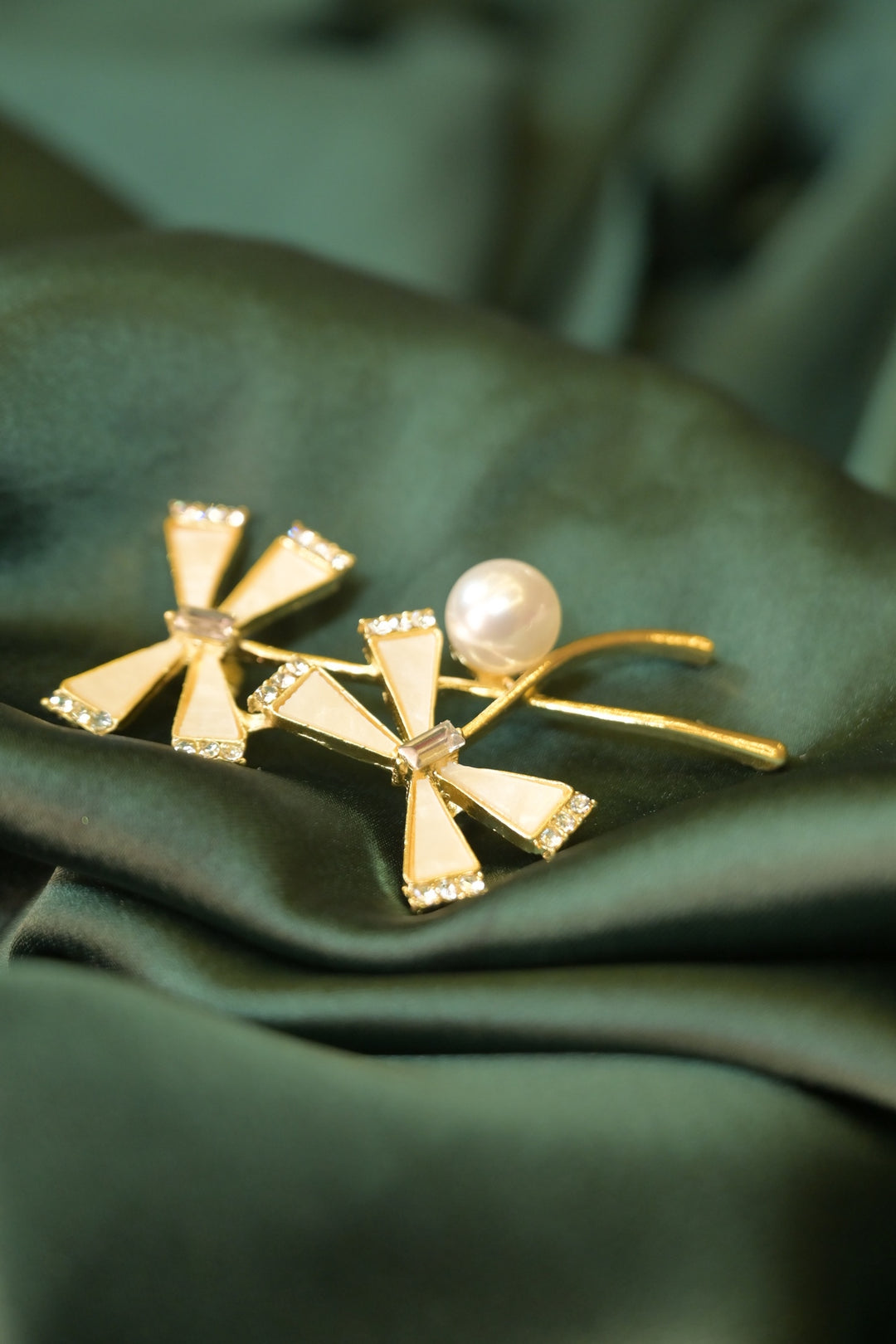 Glam Bow White Pearl Brooch
