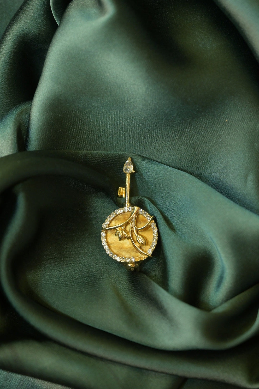 š Glam Guitar Charm Golden Brooch (100% off)