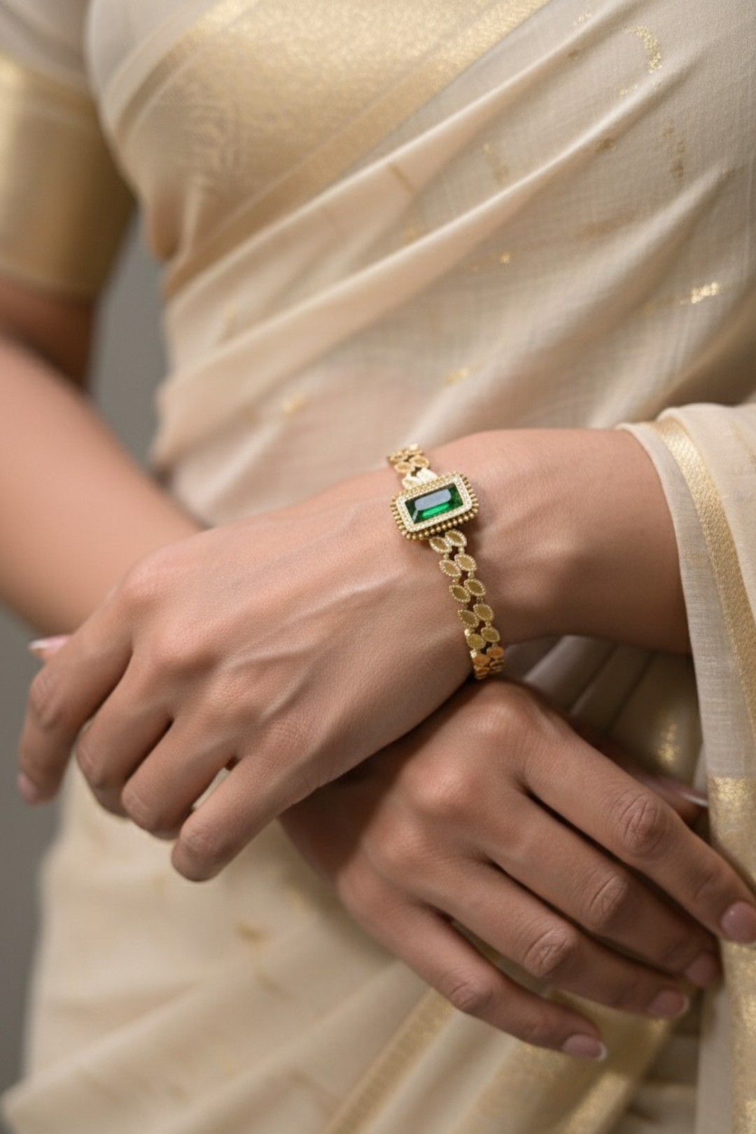 Emerald Openable Golden Casual Bracelet